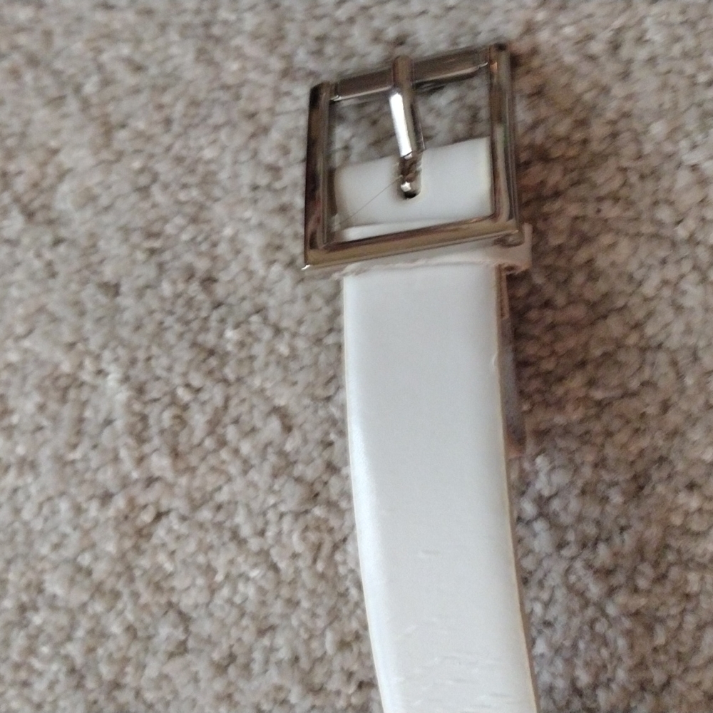 Woman's belt, small, white, from Nine West